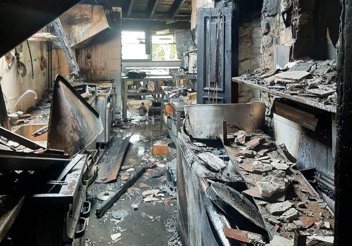 Un incendio calcina la cocina de un restaurante en Liencres