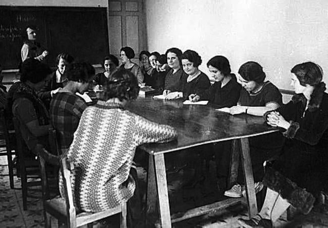 María de Maeztu impartiendo clase en la Residencia de Señoritas.