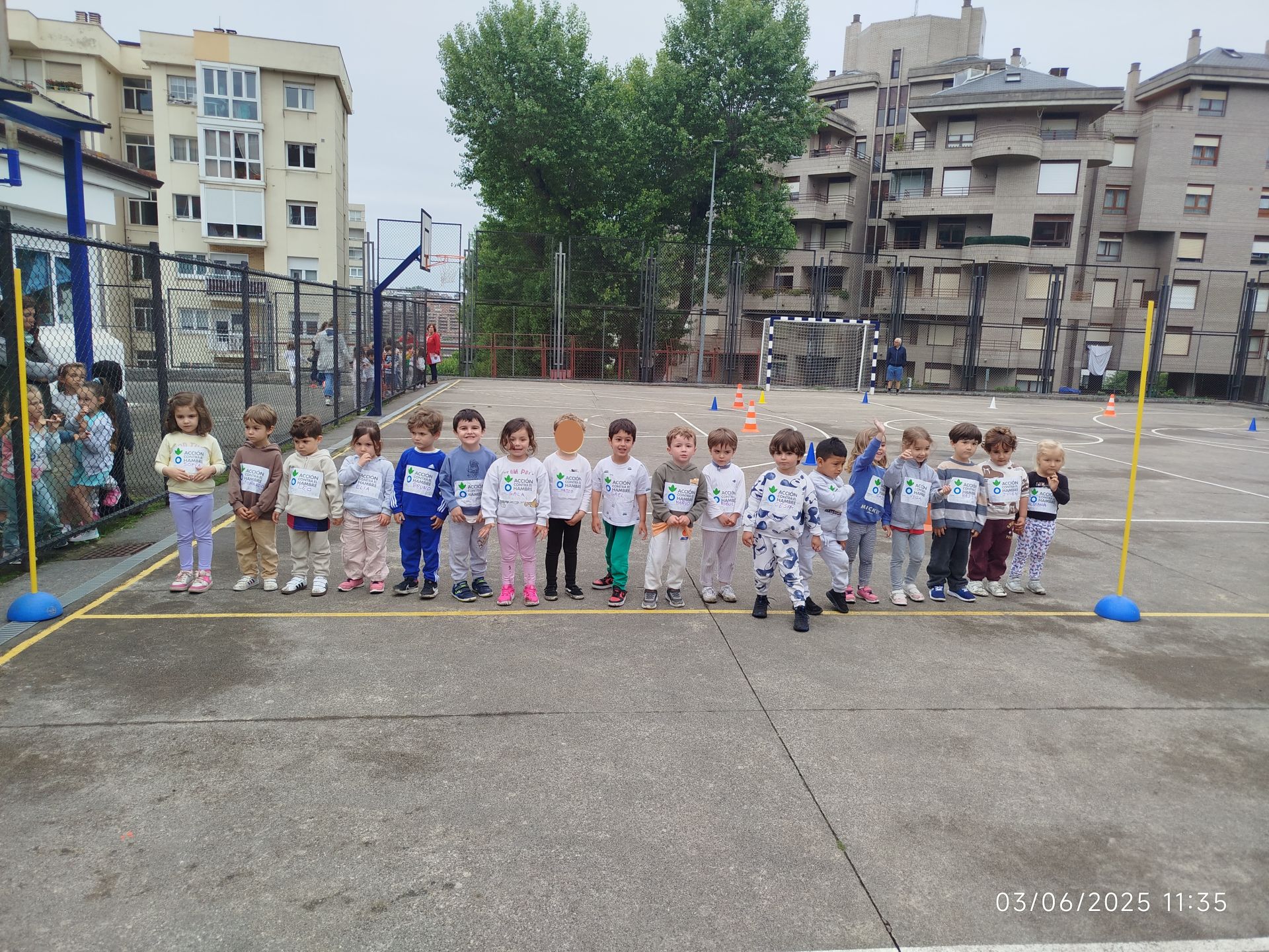 Los alumnos de 2 años toman la salda.
