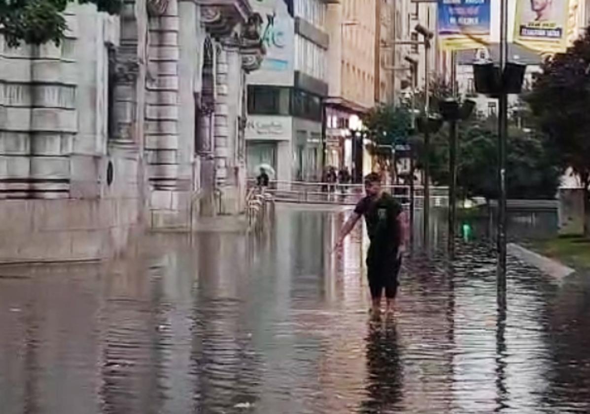 La tormenta causa inundaciones en el centro de Santander