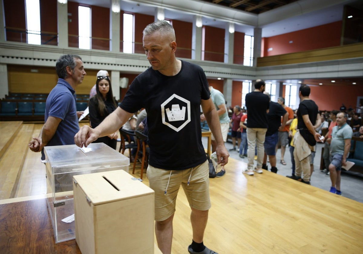 Delegados del sector en la votación que ha tenido lugar este martes en el Paraninfo de la Universidad de Cantabria.