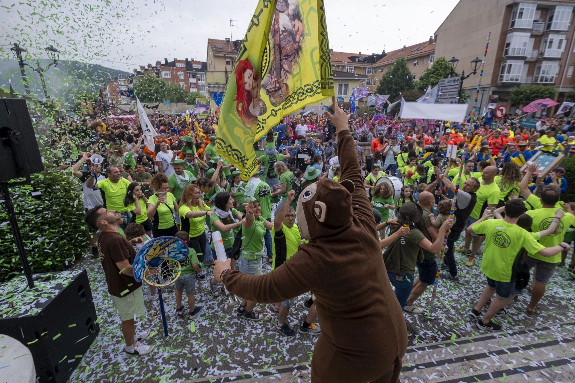 El oso de la peña Sin Plan b ondea su bandera y el público celebra alegre