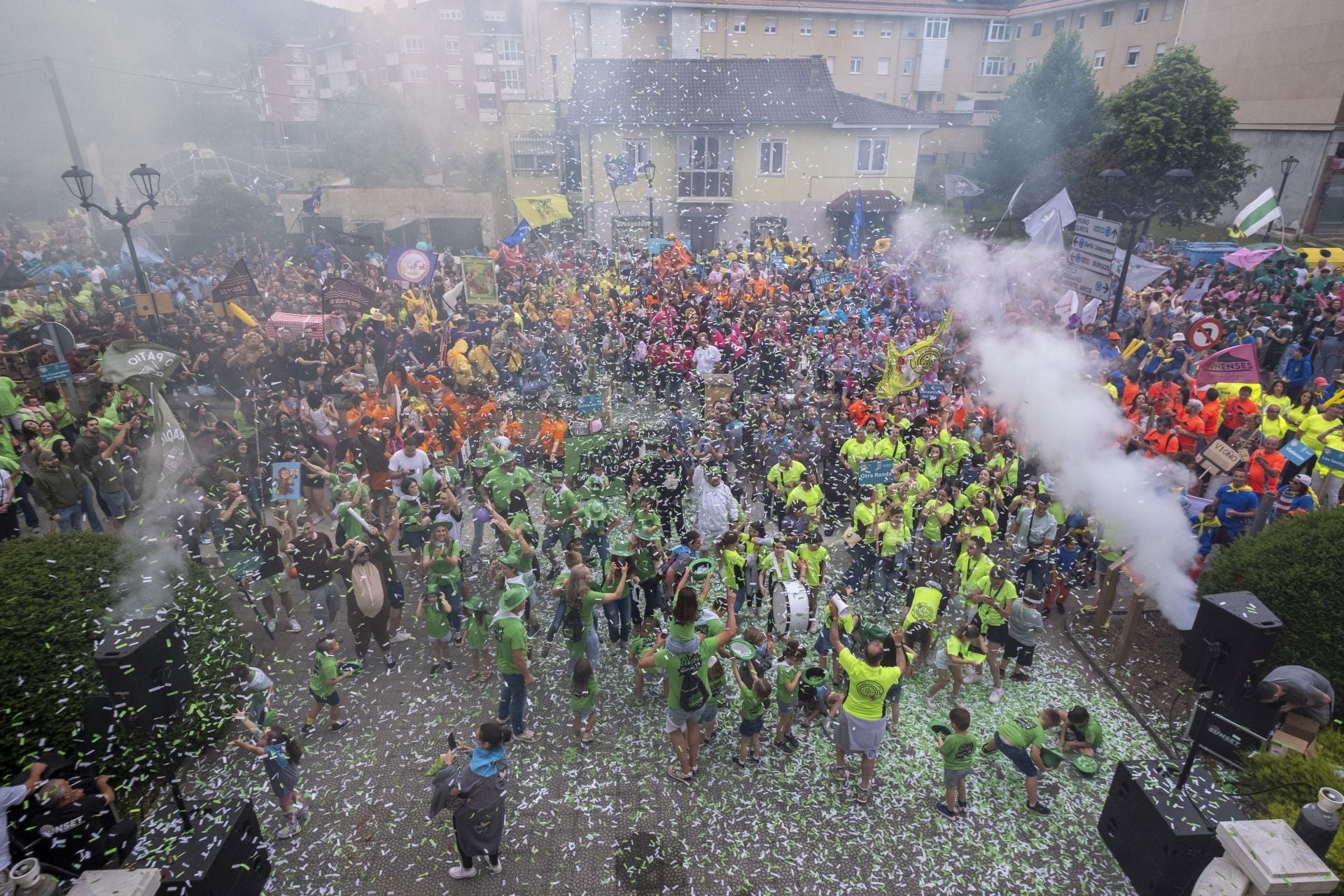 Escena del chupinazo en la plaza del Ayuntamiento de Renedo con los peñistas