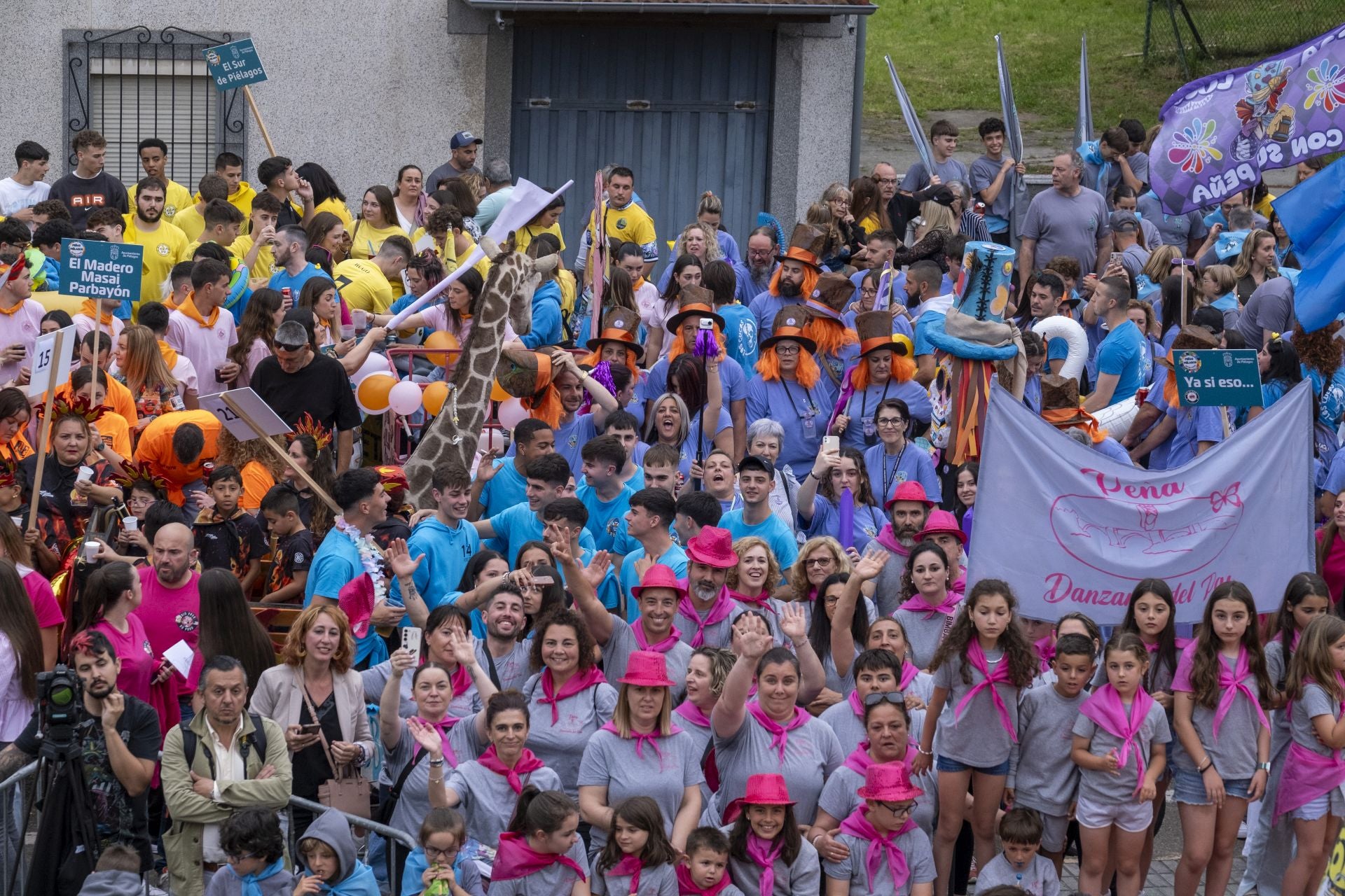Componentes de varias peñas izan sus banderas orgullosos
