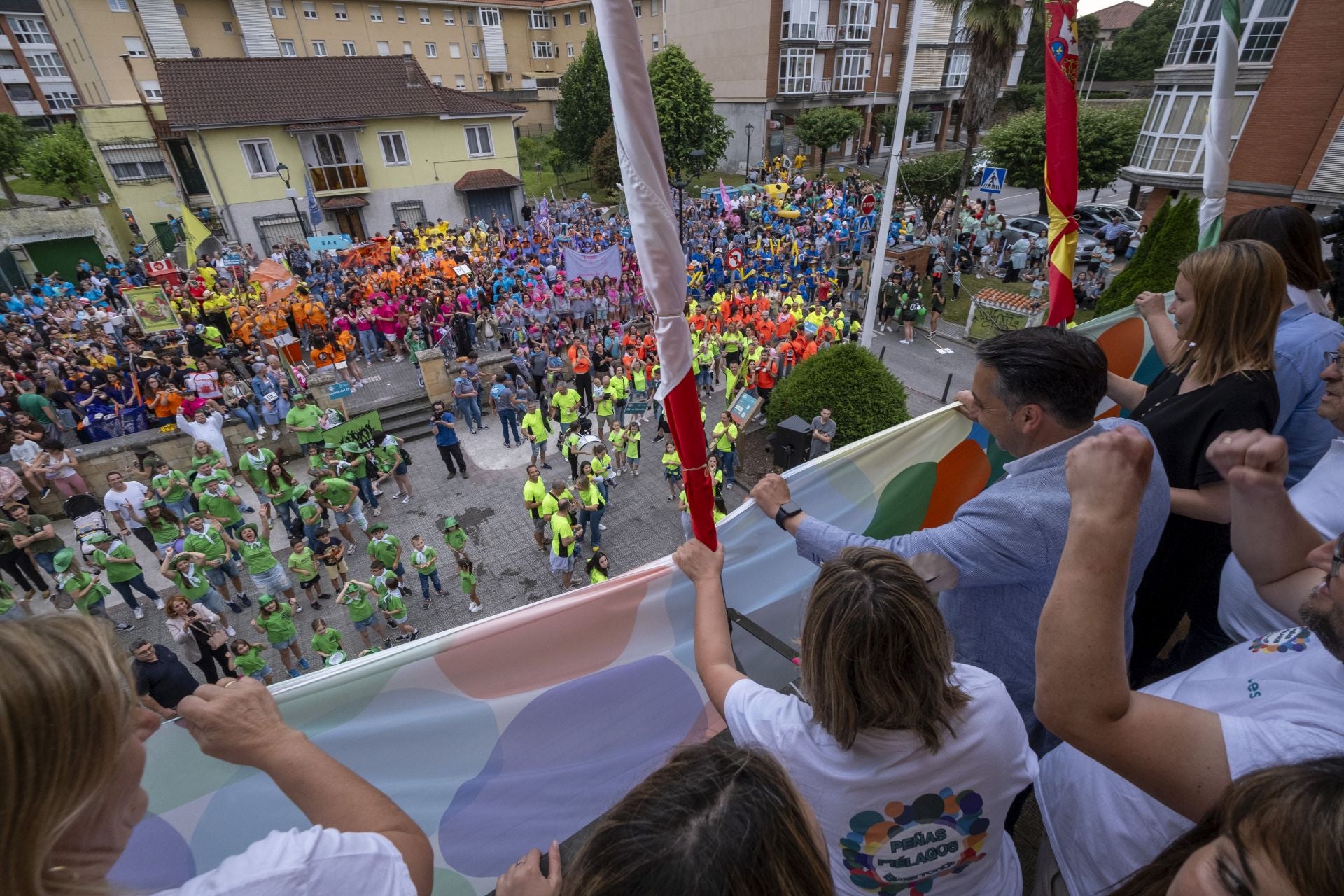 El alcalde, Carlos Caramés, en el balcón del Ayuntamiento de Piélagos