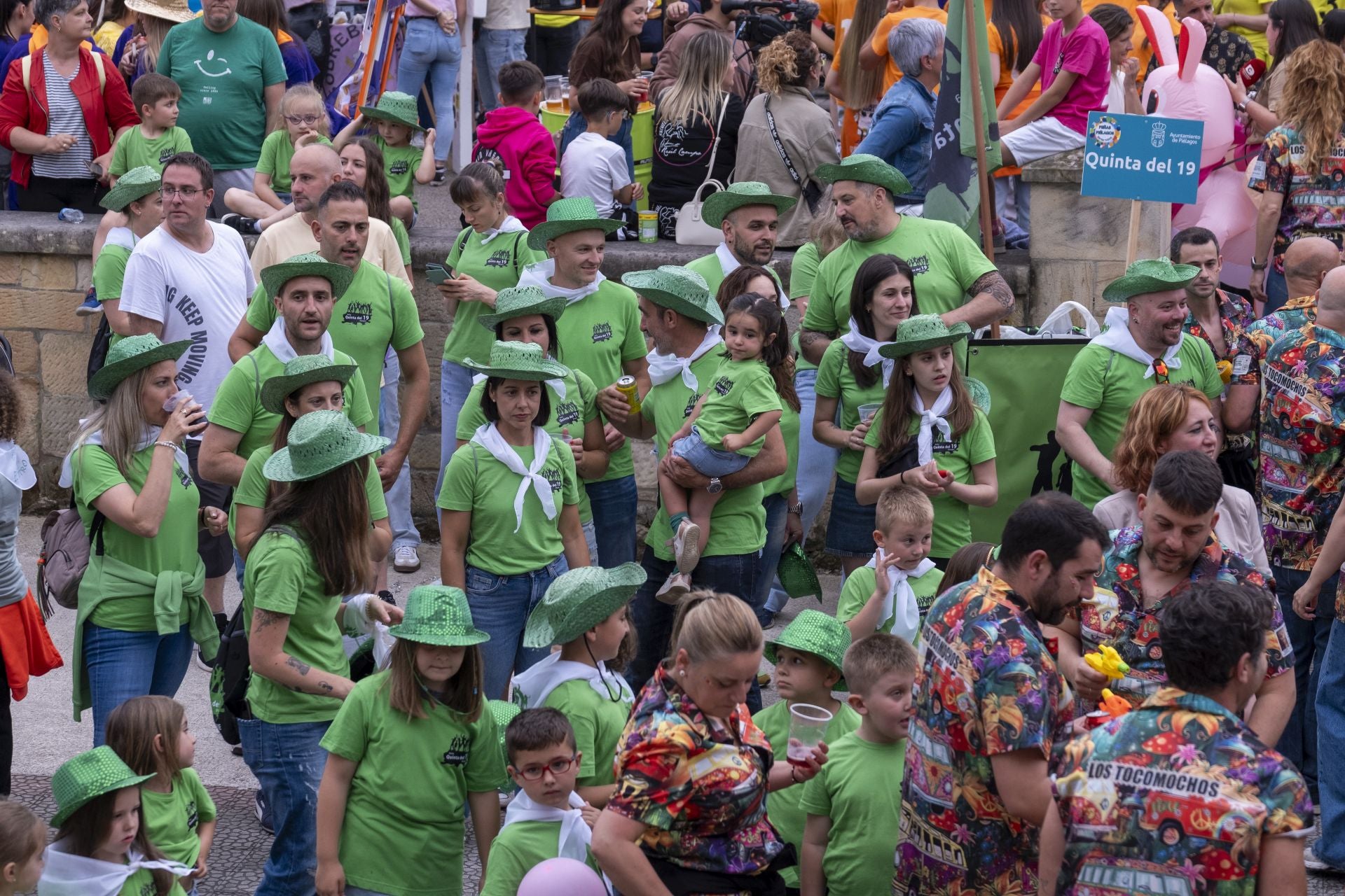 Peñistas frente al Ayuntamiento celebran la fiesta de su pueblo