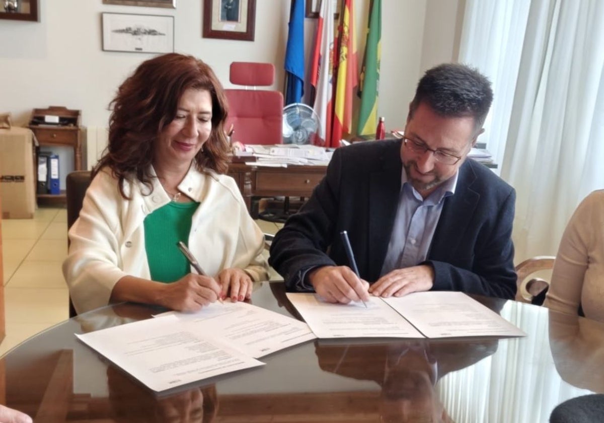 Encuentro entre el alcalde, Javier Incera, y Sonia Cruz, presidenta de la Red Nacional de Turismo Marinero.