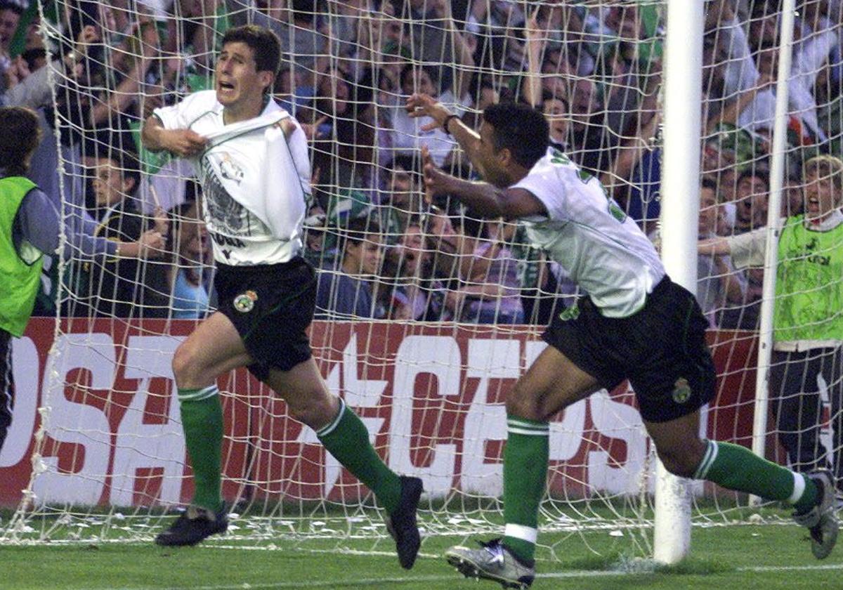 El último ascenso a Primera con gol de Moratón, en la imagen con Bodipo, tuvo sin embargo un pési mo arranque.