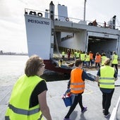 Limpiadoras accediendo a uno de los barcos de Brittany Ferries en Santander.