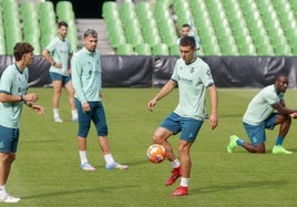 Pablo Rodríguez, Arana, Karrikaburu y Lago Junior, durante la sesión del martes en los Campos de Sport.