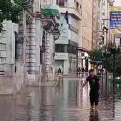 Calle Amos de Escalante, junto al Ayuntamiento de Santander, este martes inundada tras las tormentas.
