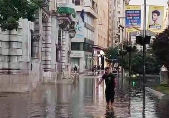 Calle Amos de Escalante, junto al Ayuntamiento de Santander, este martes inundada tras las tormentas.