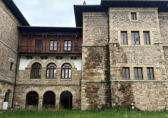 Importante humedad en la fachada principal de piedra.