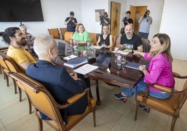 La presidenta regional, Sáenz de Buruaga, y el consejero de Educación, Sergio Silva, se reunieron ayer con representantes de la Fampa.
