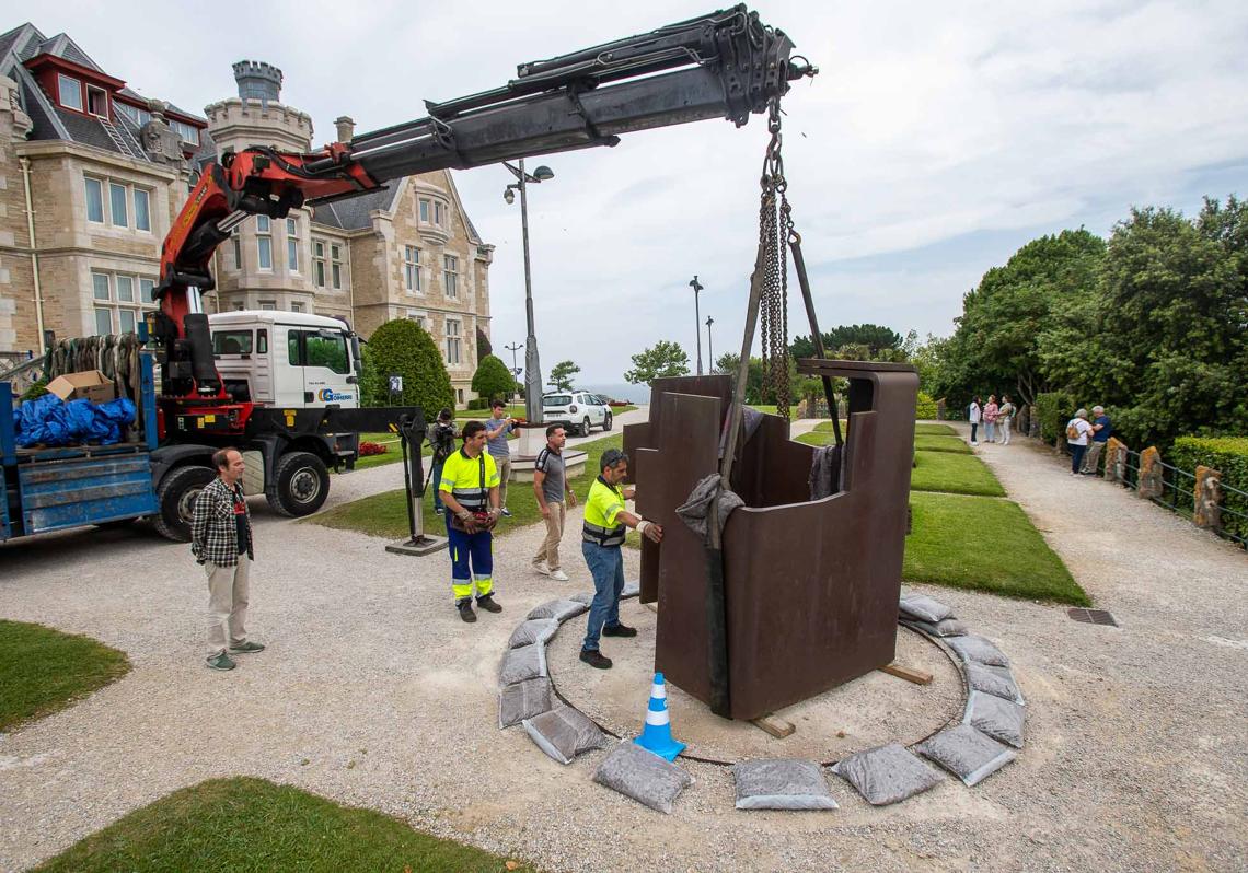 Los operarios en pleno proceso de instalación de la obra 'Consejo al espacio VII'