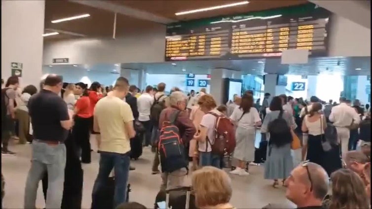 Los pasajeros, a la espera de noticias en Chamartín