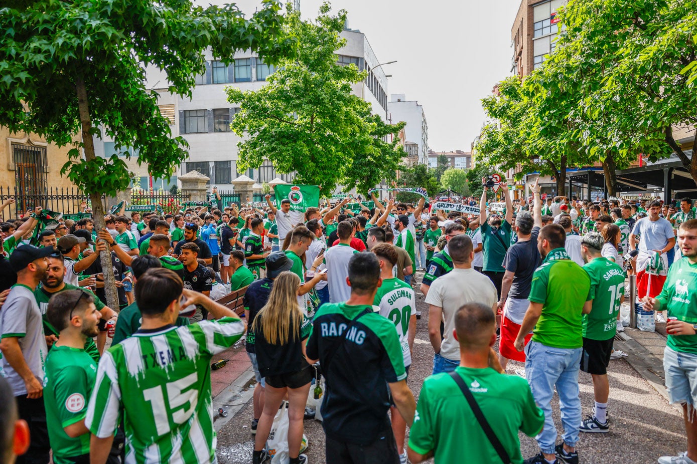 Los aficionados entonaron cánticos para animar el ambiente antes del partido