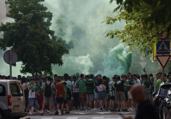 Los aficionados verdiblancos disfrutan de la previa en Miranda de Ebro