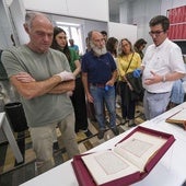 El técnico Álvaro del Castillo (derecha) muestra el libro que contiene la concesión a Santander del Título de Ciudad en 1755.
