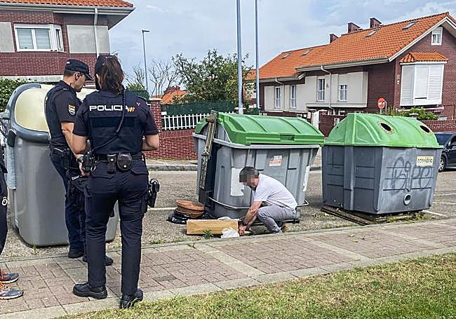 Un agente de los TEDAX recoge el artefacto para su traslado a una zona de detonación segura.