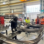 Parte de los clientes británicos observa cómo trabaja un operario de Cisternas Cobo.