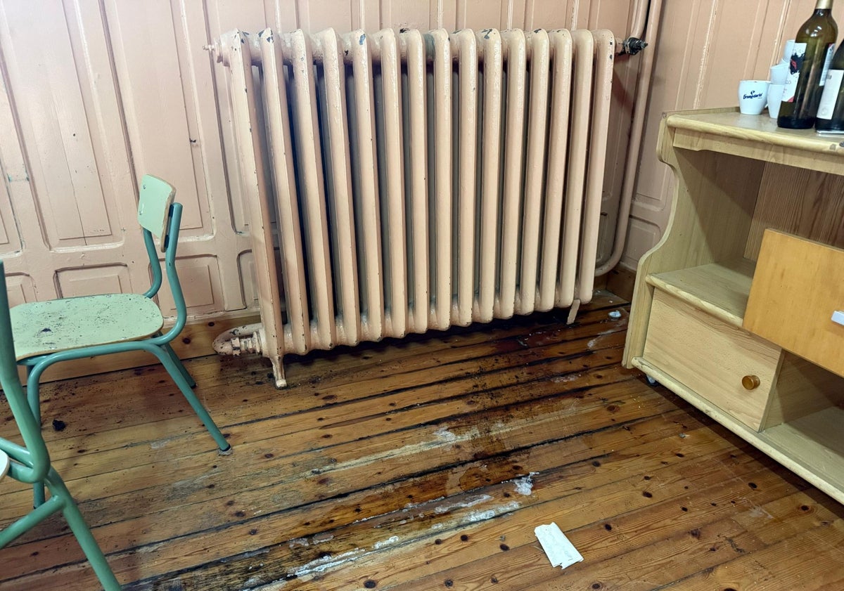 Imagen principal - Suelos podridos por las fugas, humedades en las aulas y un puntal en una parte de la balconada con la carpintería podrida. 