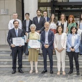 Foto de familia de todos los galardonados, a las puertas del Paraninfo de la UC.