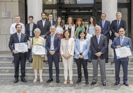 Foto de familia de todos los galardonados, a las puertas del Paraninfo de la UC.