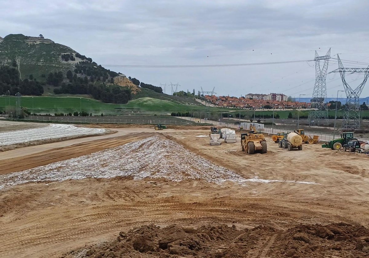 Labores de movimiento de tierras en Magaz de Pisuerga (Palencia).