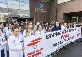 Concentración celebrada en Valdecilla contra el borrador del Estatuto Marco.
