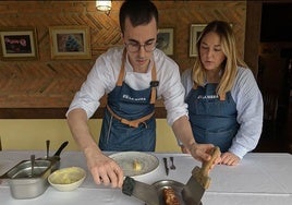 Así se hace el lechazo deshuesado del restaurante Prada a Tope