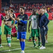 José Alberto abraza a LagoJunior, junto a otros jugadores,ante la afición desplazada a Anduva.