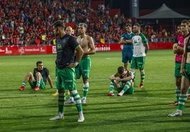 Varios jugadores del Racing, apesadumbrados tras la derrota en Anduva.