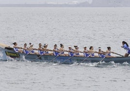 La trainera femenina de Astillero, en plena boga en el Campeonato de Cantabria.