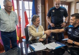 El alcalde, Diego Movellán, da la bienvenida a Pablo Villar, agente recién incorporado a la Policía Local.