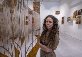 La artista santanderina María Villacorta posa junto a la obra 'Río Rito', que marca el recorrido a seguir en la exposición.
