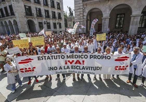 Concentración de médicos esta mañana en la Plaza Porticada, en Santander.