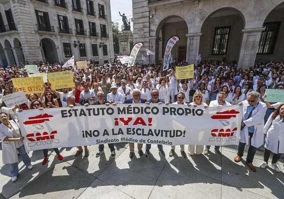 Concentración de médicos esta mañana en la Plaza Porticada, en Santander.