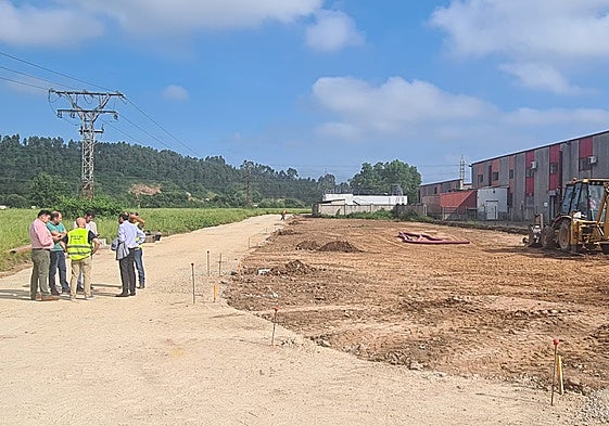 Autoridades y responsables de la instalación y la empresa charlan durante el desarrollo de las labores, este viernes, junto al matadero comarcal.