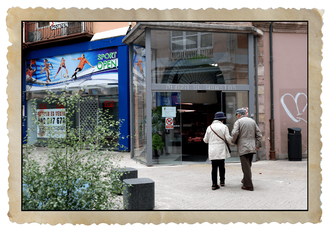 La calle Serafín Escalante es uno de los accesos a la Plaza de Abastos de Torrelavega.
