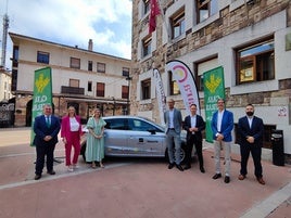 Por cada compra en los comercios adheridos, se entrega una papeleta para conseguir el coche que se ha presentado esta mañana.