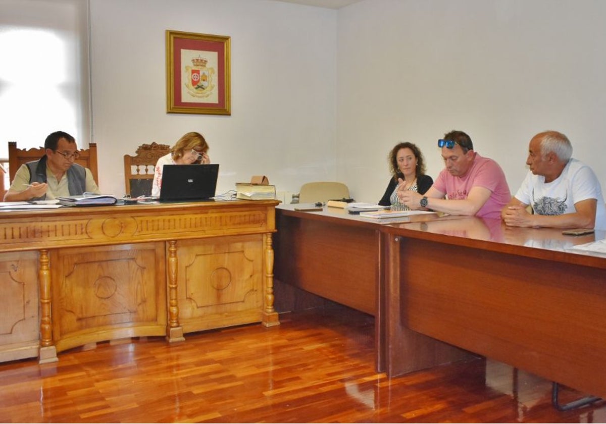 En pleno tomó posesión de su acta como edil regionalista Francisco Terán (derecha)