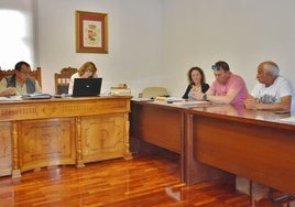 En pleno tomó posesión de su acta como edil regionalista Francisco Terán (derecha)