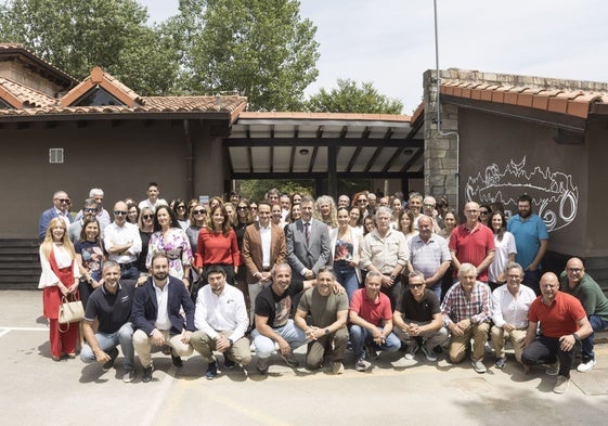 El consejero de Turismo, Luis Martínez Abad, se retrató este viernes con una nutrida representación de trabajadores del Parque de la Naturaleza de Cabárceno.