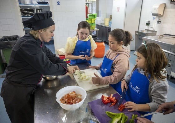 Pequeños chefs cocinan en uno de los cursos impartidos en la escuela.