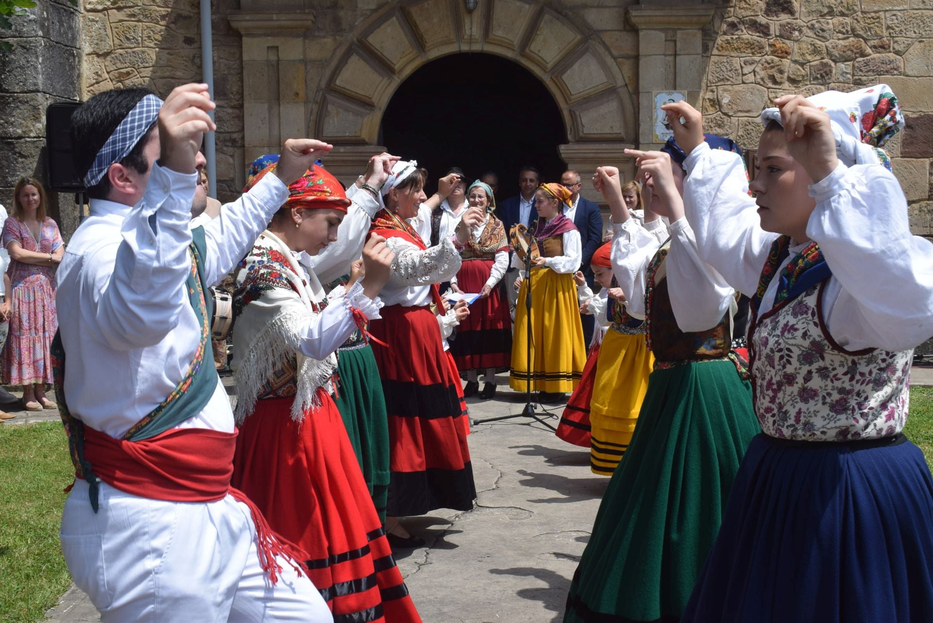 Picayos y pandereteras danzan en el exterior del templo por San Antonio.