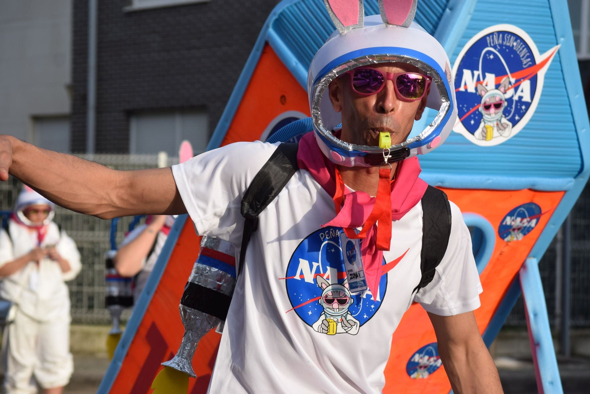 Uno de los peñistas disfrazado de la Nasa