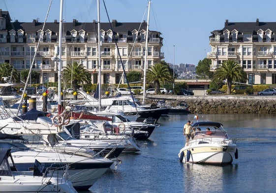 Embarcaciones en el puerto Marina del Cantábrico.