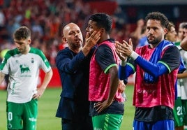 José Alberto consuela a Jeremy tras el partido.