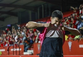 Aldasoro se lamenta de uno de los tantos del Mirandés, mientras calentaba antes de salir al campo.